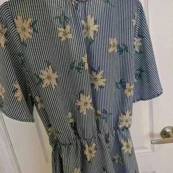 Sienna sky blue striped  white floral blouse size large - Picture 8 of 8